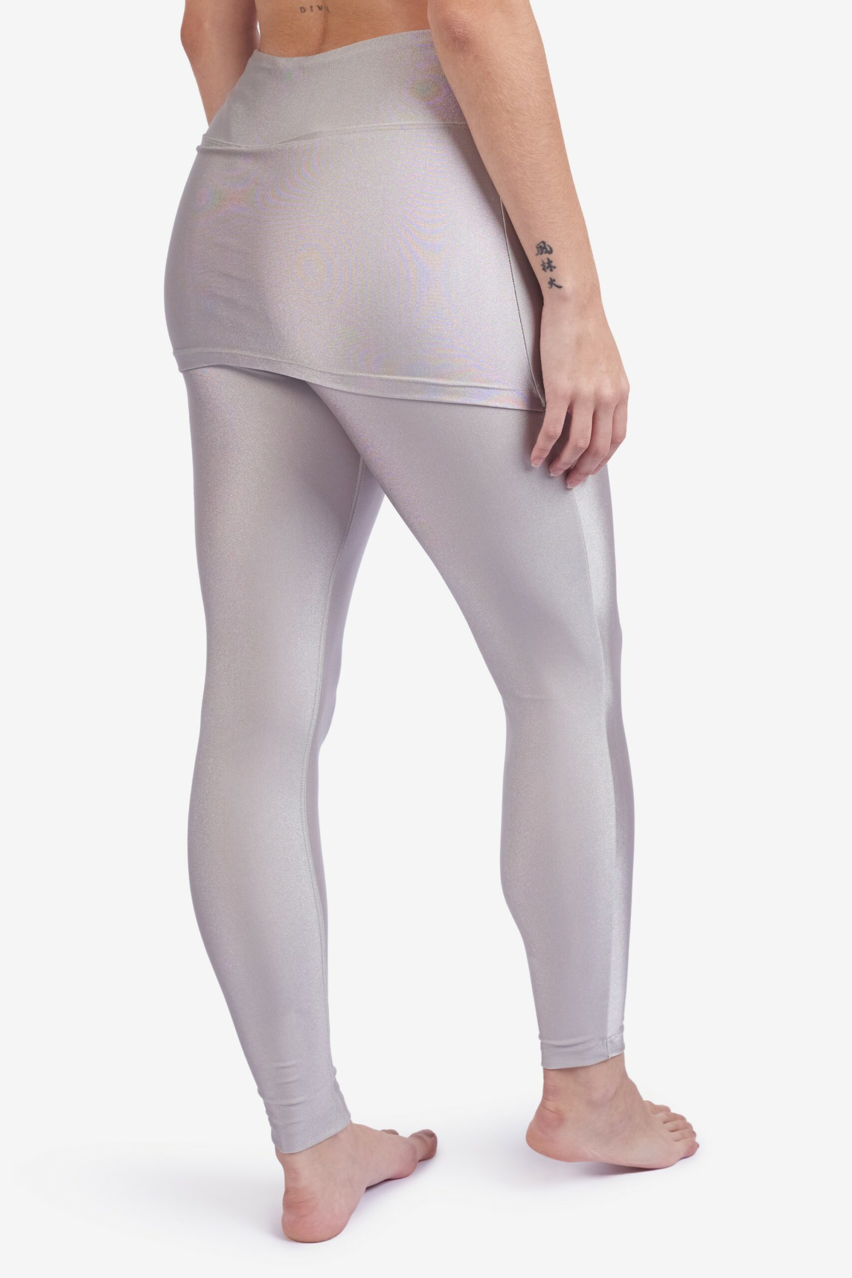 legging-saia-feminina-yogateria-prata-03-scaled