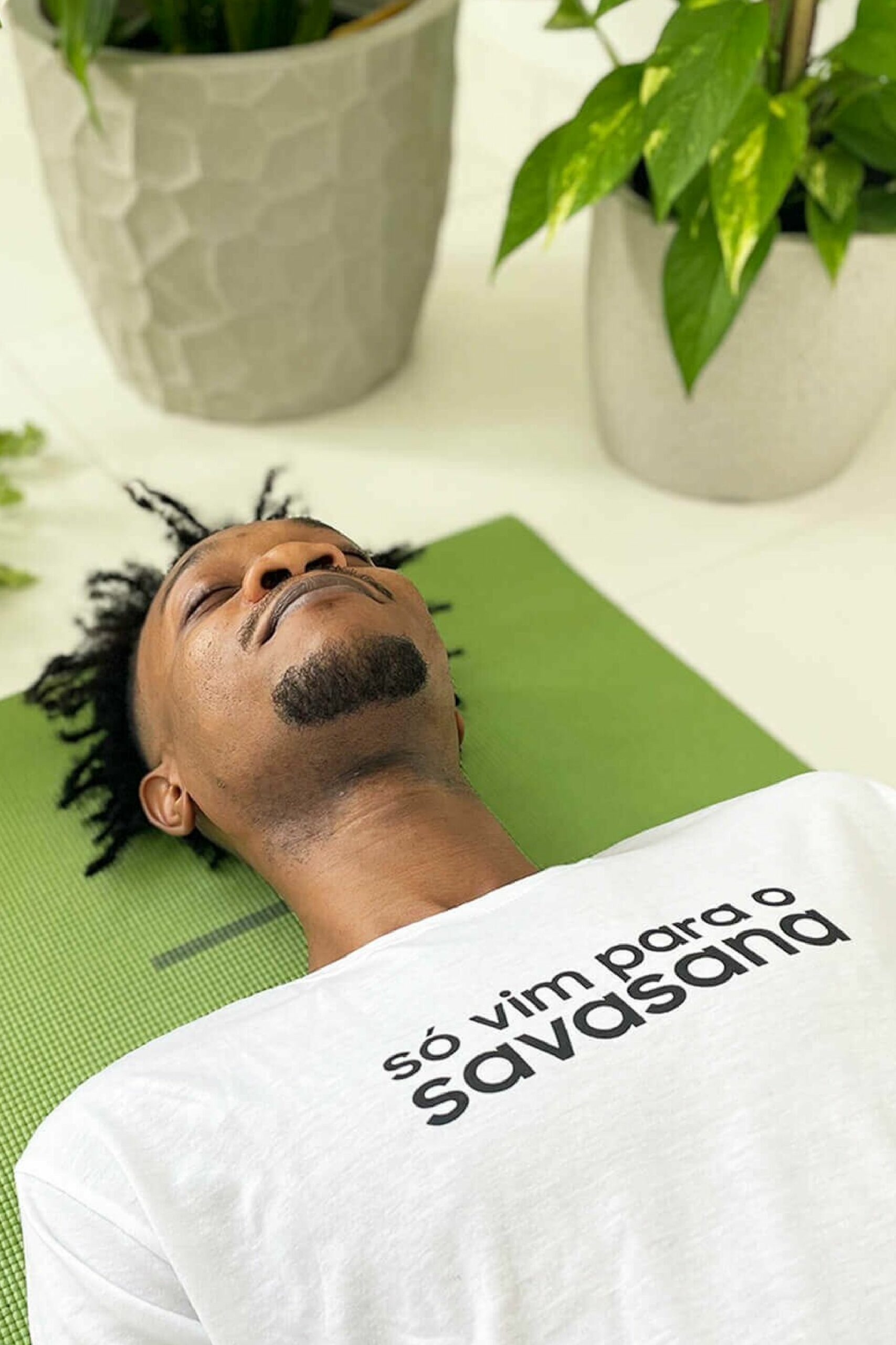 camiseta-savasana-branca-tshirt-yogateria-07-scaled