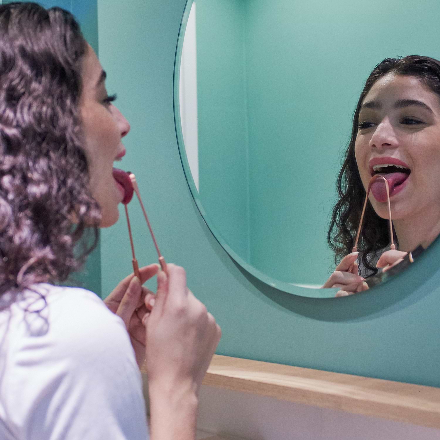 raspador-lingua-cobre-yogateria-usando-5