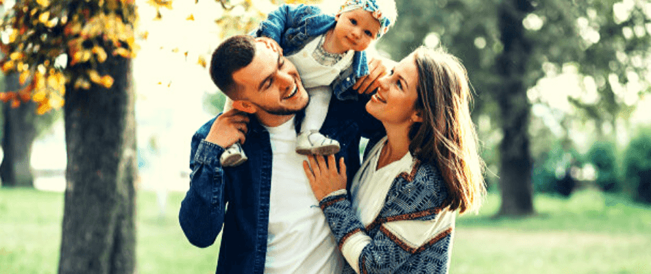 familia-com-criança-feliz