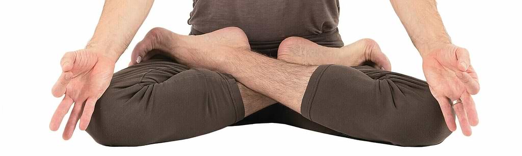 homem-em-padmasana-postura- flor- lotus-chin-mudra