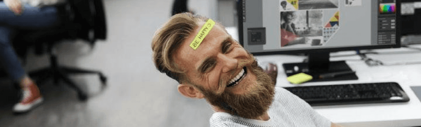 homem-loiro-com-a-plaquinha-de-felicidade