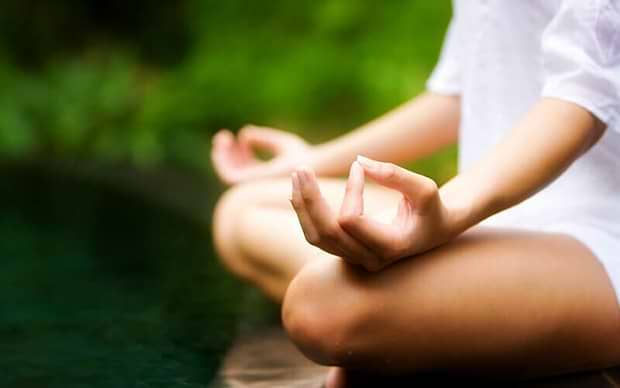 maos-em-mudra-feminina-yogateria