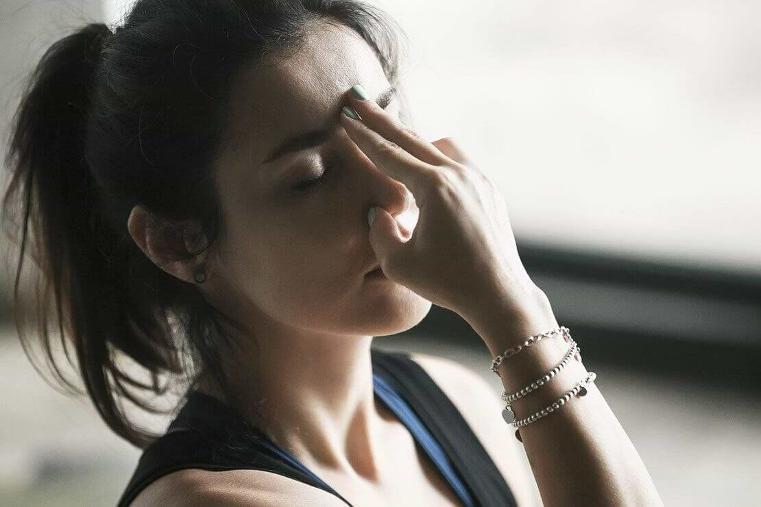 mulher-fazendo-nadhi-shodhana