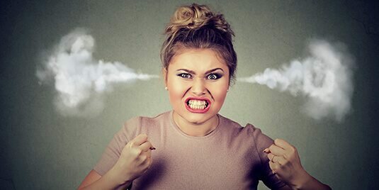 mulher-loira-com-raiva