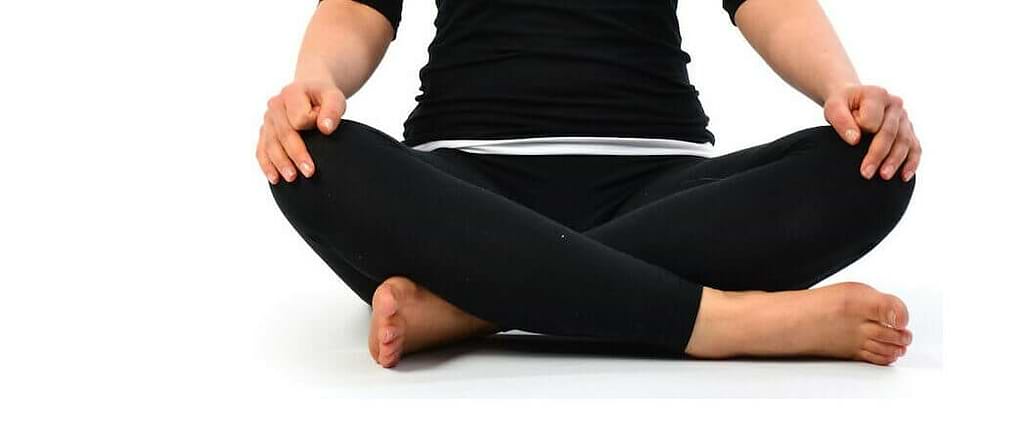 postura-de-meia-lotus-Sukhasana-mulher