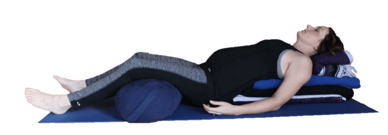 savasana-mulher-gravida-com-almofada