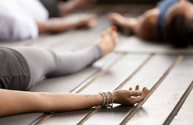 savasana-postura-cadaver