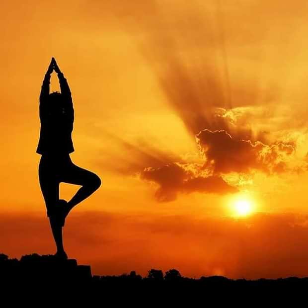 yoga-sol-posição-de-yoga