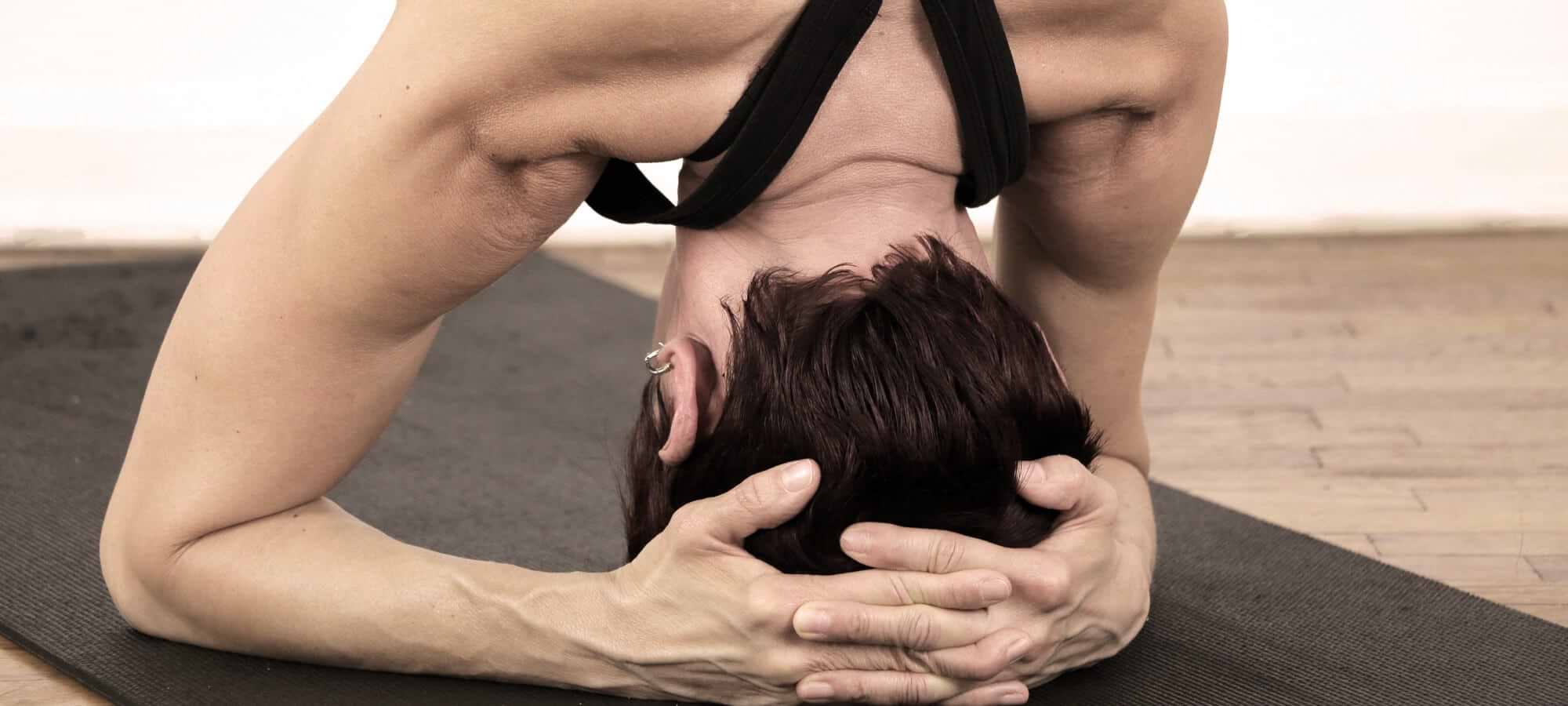 mãos-entrelaçadas-headstand