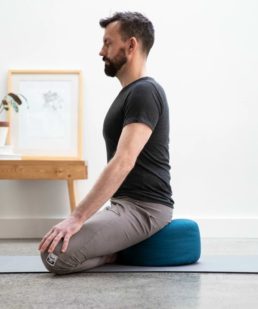 homem-meditando-almofada