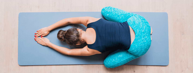 mulher-fazendo yoga-tapete-tpe-yogateria