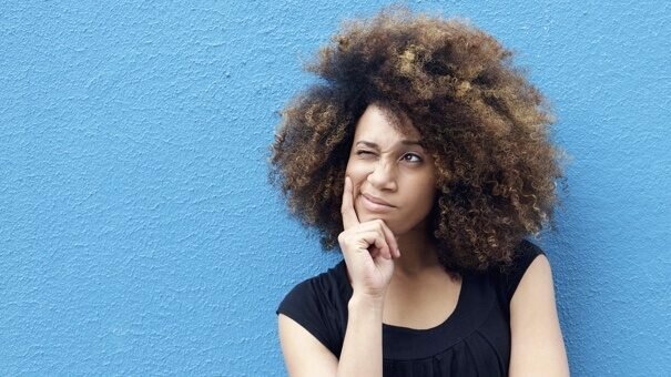 mulher-negra-pensando