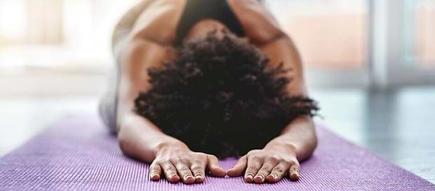 mulher-negra-yoga-yogateria