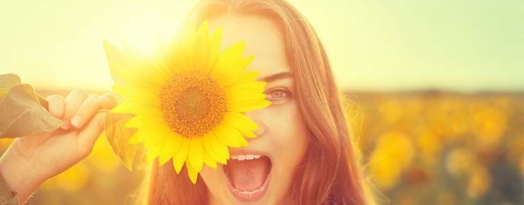 mulher-segurando-flor-sol