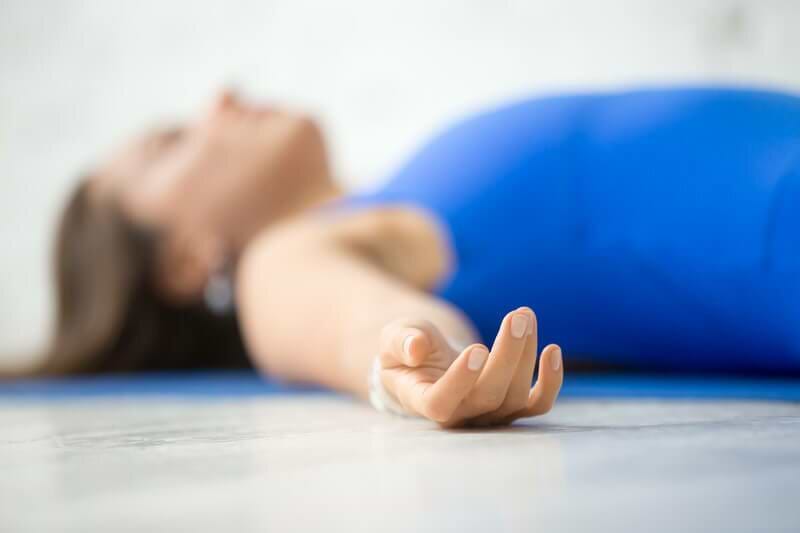 savasana-a-postura-do-cadaver-no-yoga-yogateria