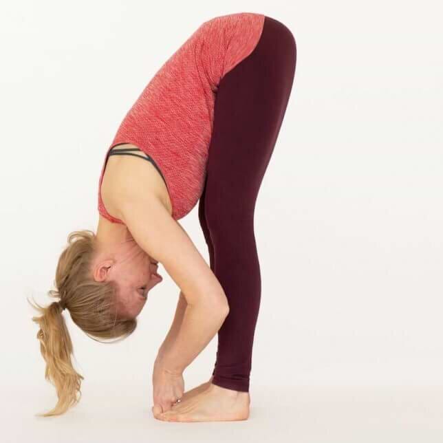uttanasana-flexao-para-frente-variação