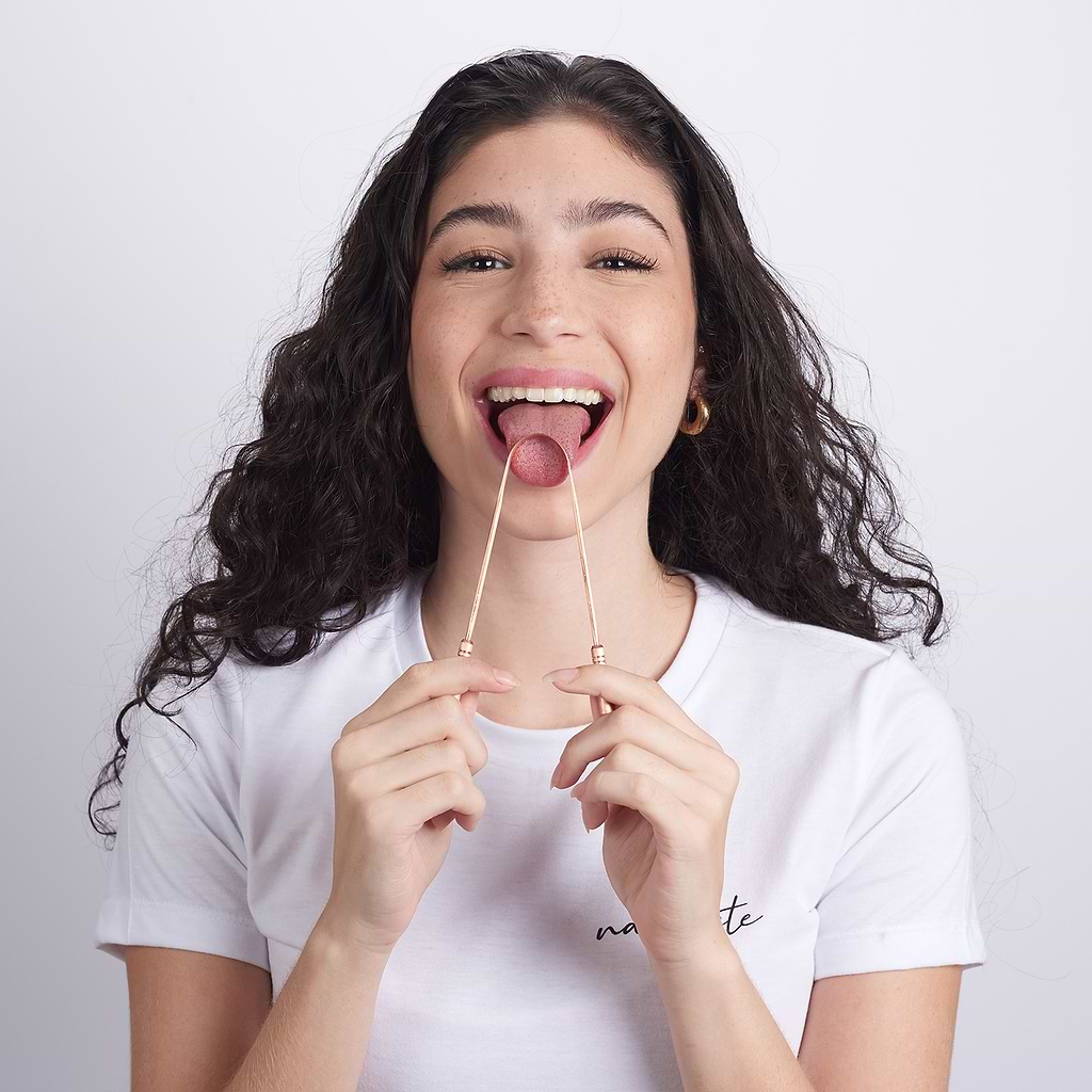 raspador-lingua-cobre-yogateria-usando-1