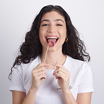 raspador-lingua-cobre-yogateria-usando-1