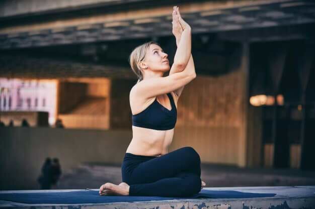 postura-aguia-Garudasana -yogateria3