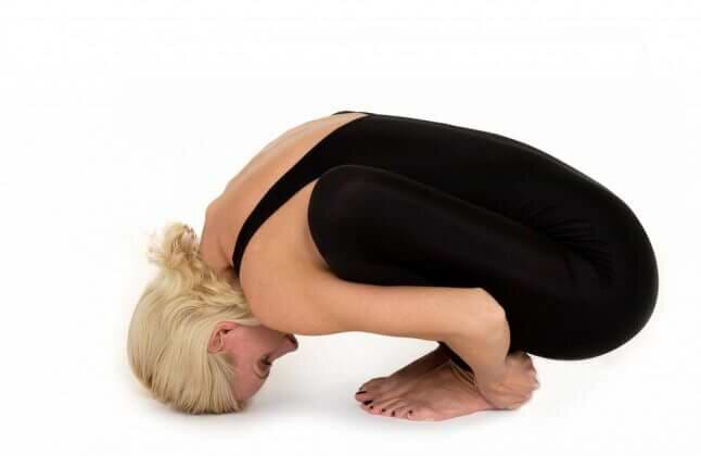 malasana-postura-guirlanda-yogateria4