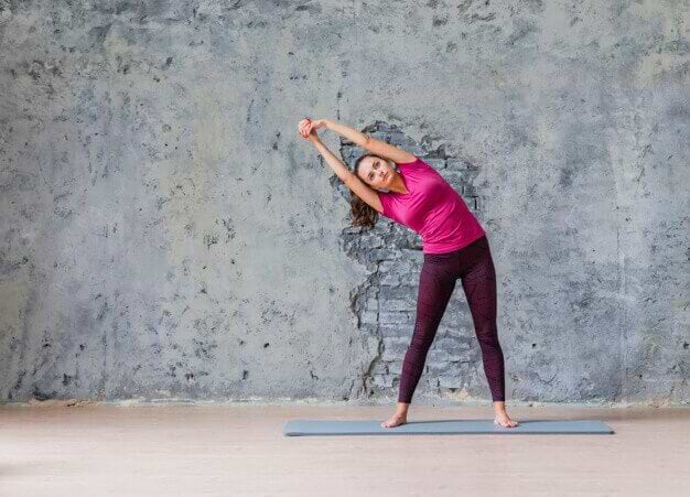 Alongamento-lateral-em-pé-Ardhkatichakrasana-yogateria