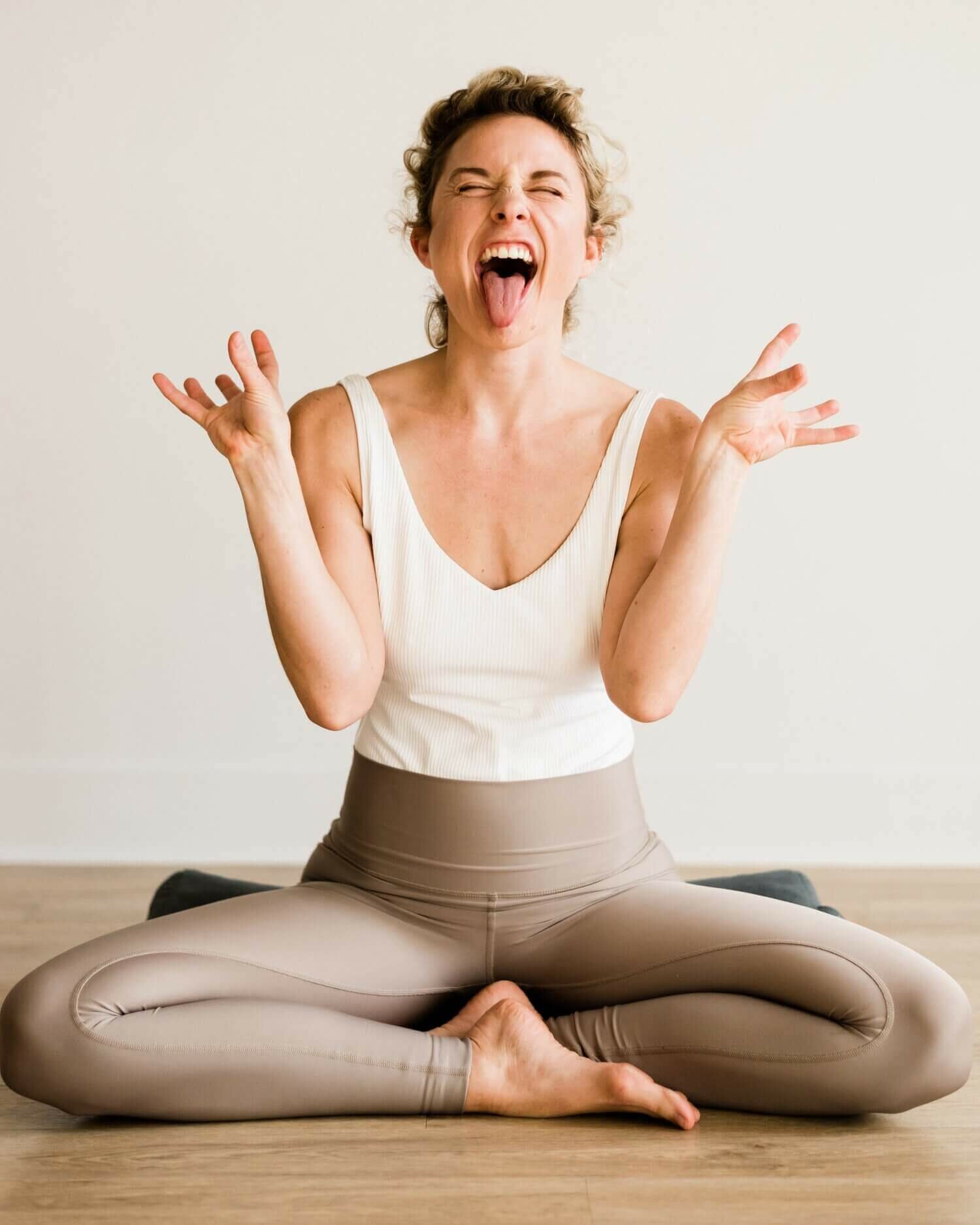 Postura-do-leão-Simhasana-yogateria