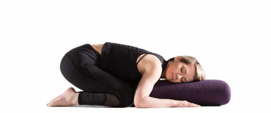 postura-da-criança-bolster-yogateria