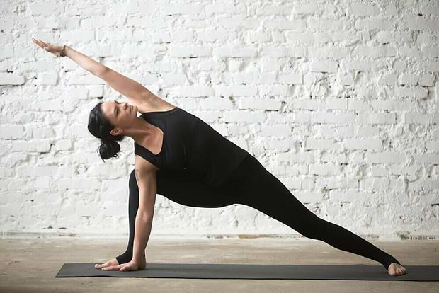 Utthita-Parsvakonasana-Postura-ângulo-lateral-estendido-yogateria3