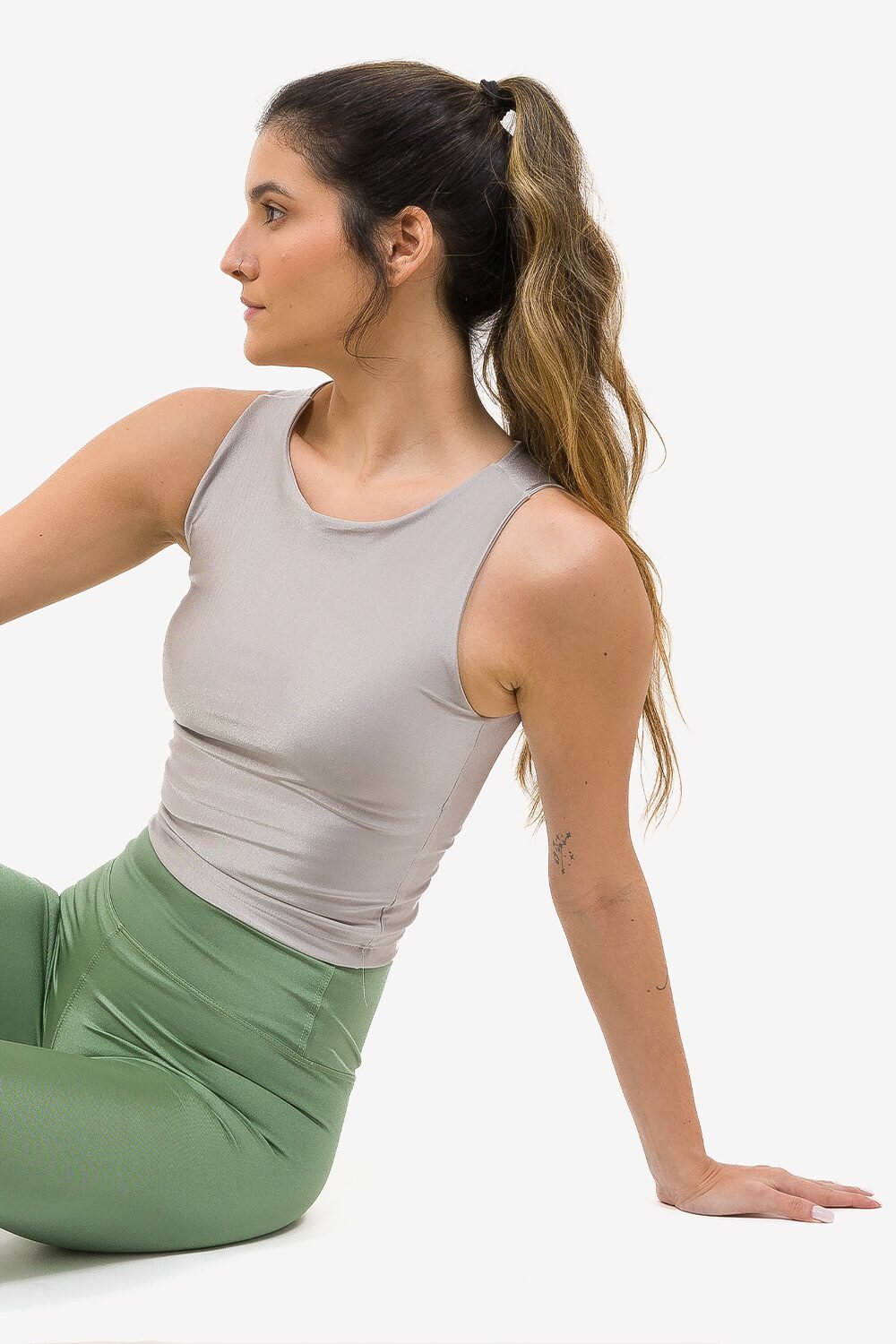 top-cropped-universe-shine-yogateria-prata-05