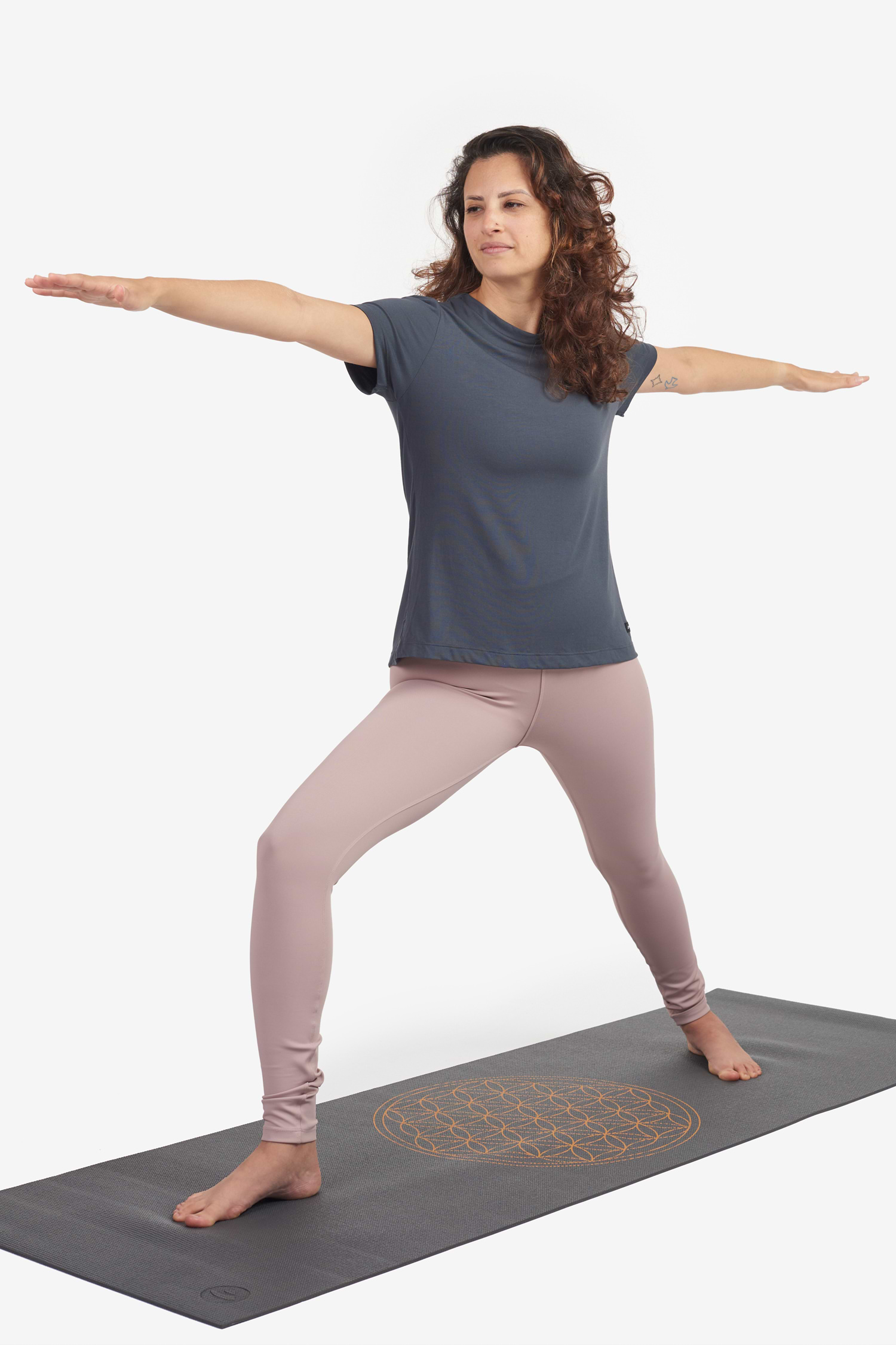 camiseta-comfort-tech-yogateria-fem-camiseta-comfort-tech-yogateria-fem-grafite-04