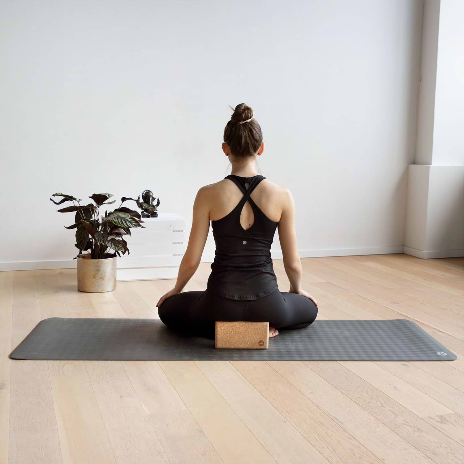 bloco cortica yogateria bodhi mulher usando