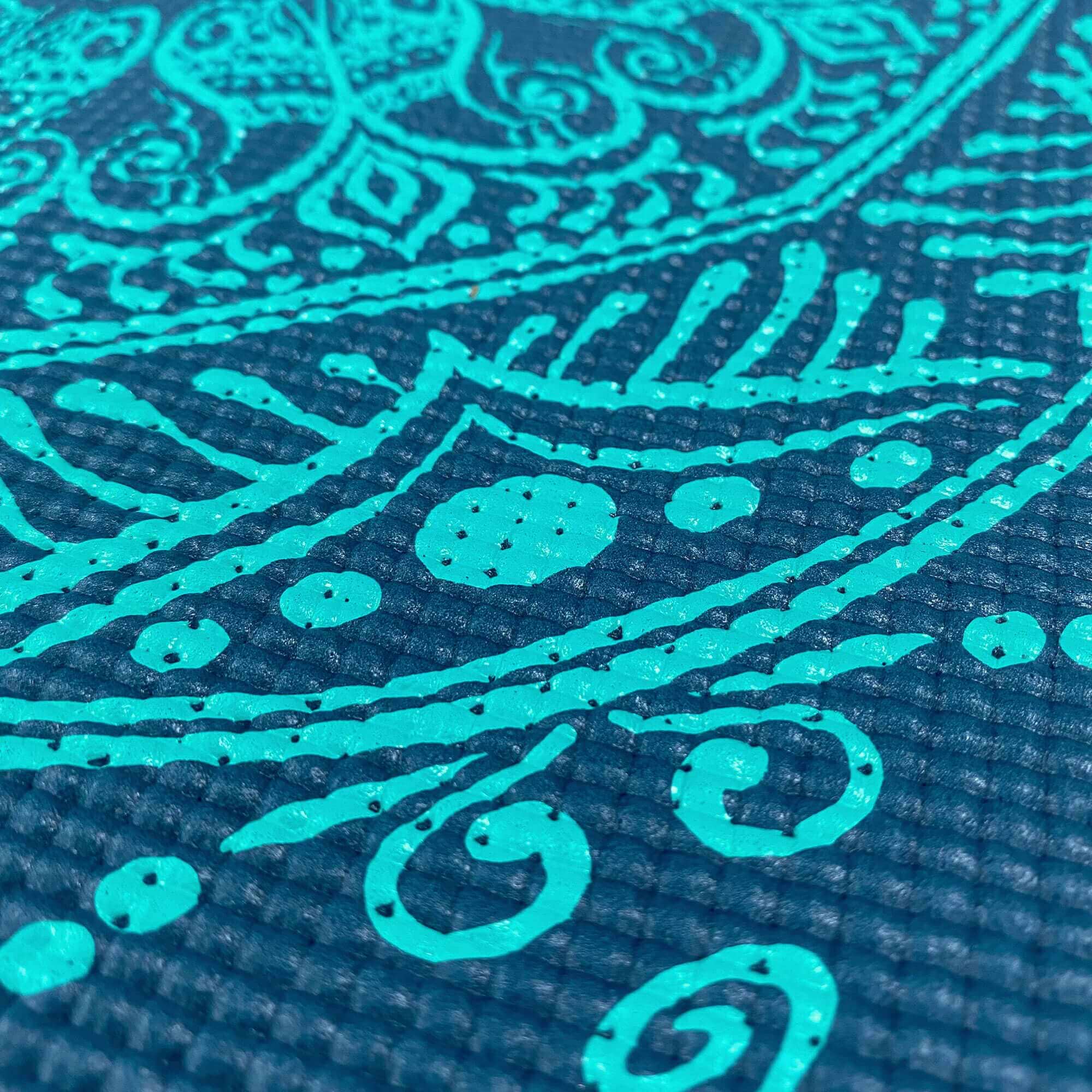 tapete-yoga-leela-mandala-yogateria-ameixa-petroleo-turquesa-7