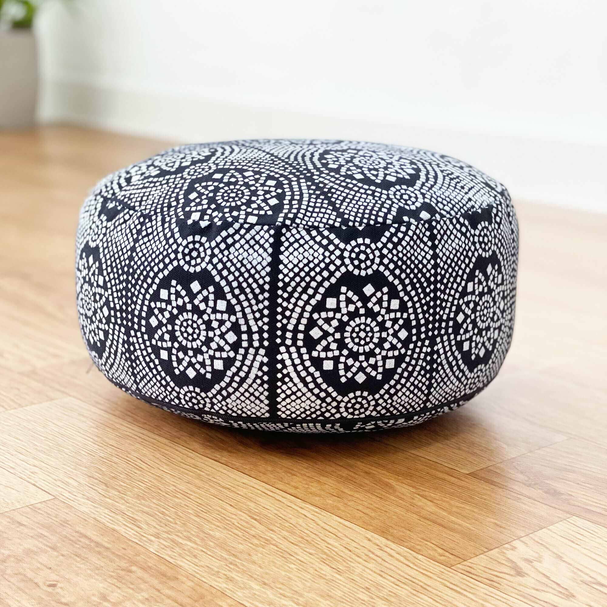 almofada-rondo-maharaja-yogateria-preto-4