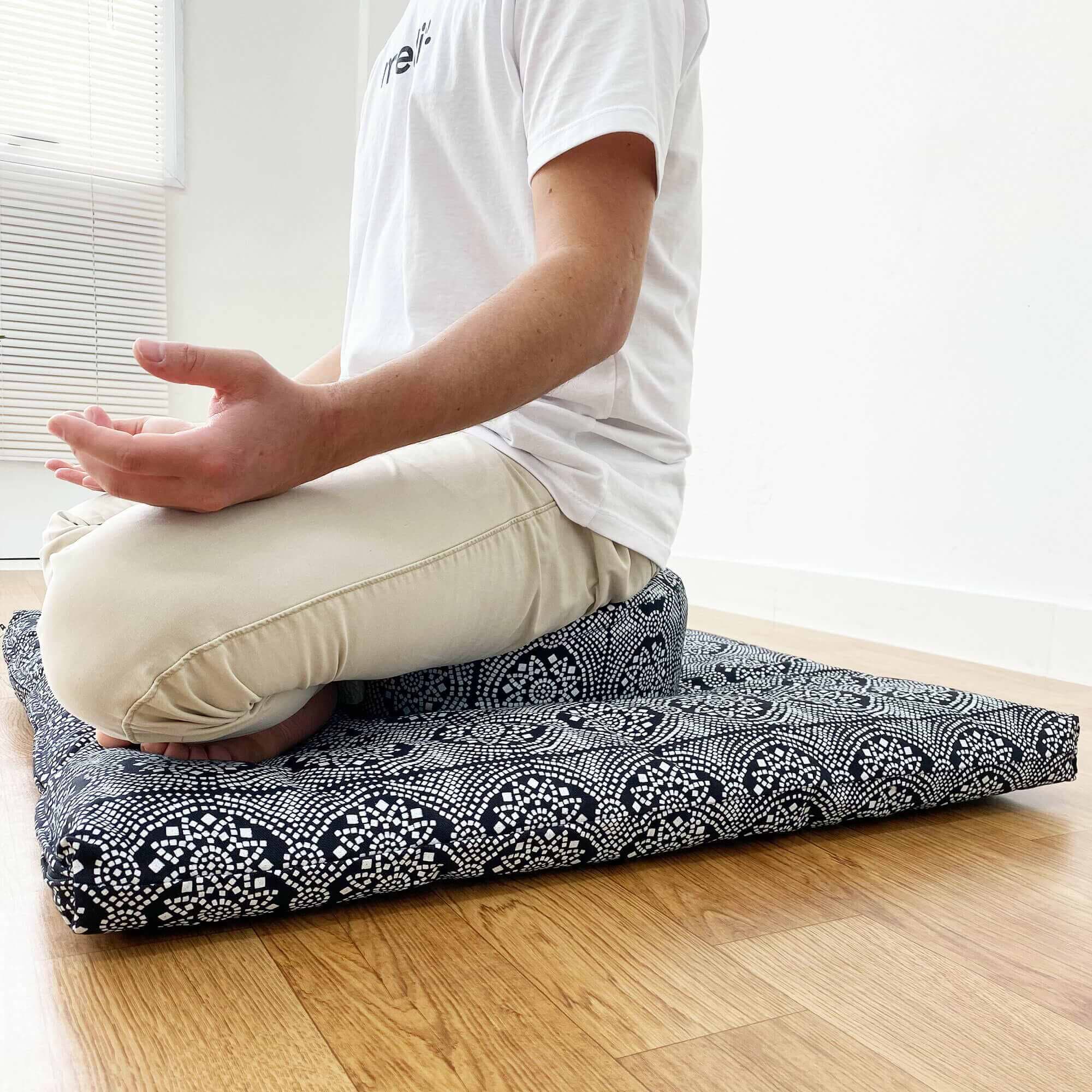 almofada-rondo-maharaja-yogateria-preto-5