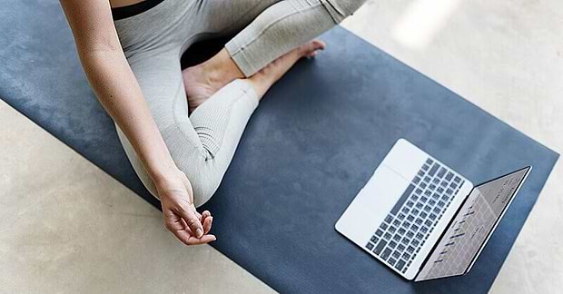 yoga-mat-celular-mulher-pernas-cruzada