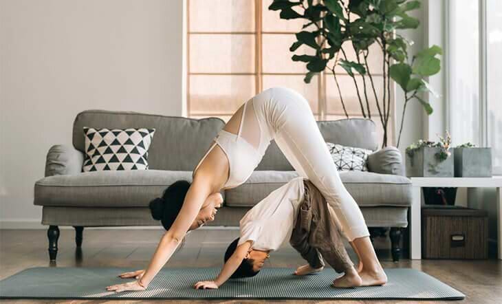 Yoga para crianças: 5 posições divertidas! 6 cachorro-olhando-baixo-postura-mae-filha-yogateria