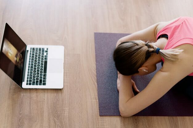 Yoga em casa: É possível praticar sozinho 5 yoga-em-casa-2-yogateria