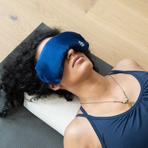 almoda-de-olhos-azul-escuro-yogateria almoda-de-olhos-azul-escuro-yogateria