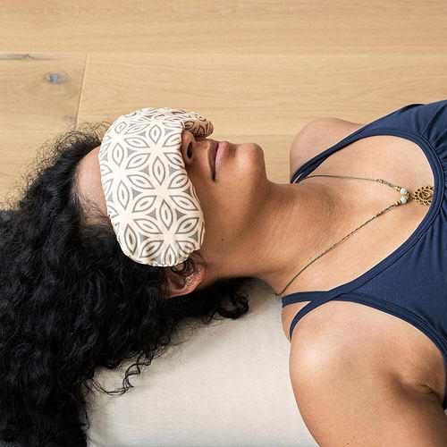 almofada-olhos-yogateria-bege Almofada Estampada para Olhos - Flor de Lótus