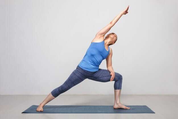 Postura-Lateral-Baixa-Utthita-Parsvakonasana-yogateria2