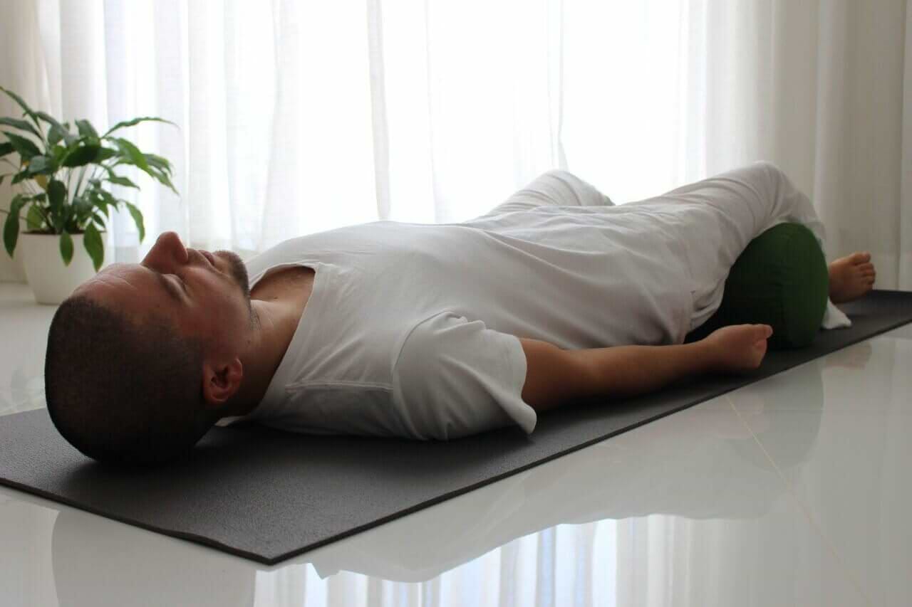 Yoga Restaurativa - O que é, benefícios e posturas 11 yoga-restaurativa-yogateria6