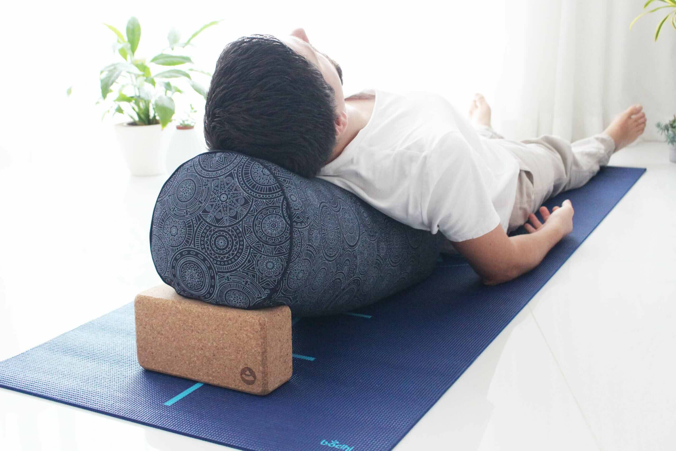 Yoga Restaurativa - O que é, benefícios e posturas 4 yoga-restaurativa-yogateria8