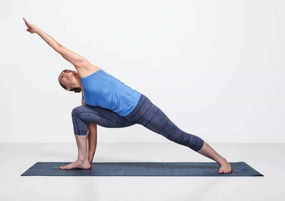 Utthita Parsvakonasana: Postura do ângulo lateral estendido 6 Utthita-Parsvakonasana-Postura-ângulo-lateral-estendido-yogateria5