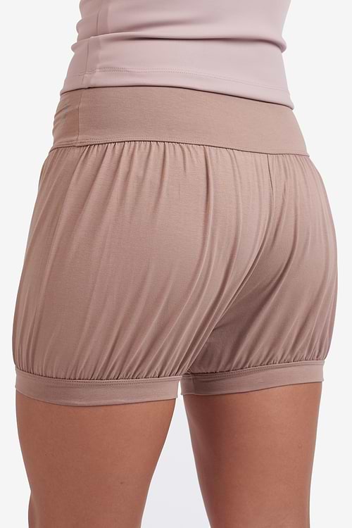 short-iyengar-yogateria-05-nude short-iyengar-yogateria-05-nude