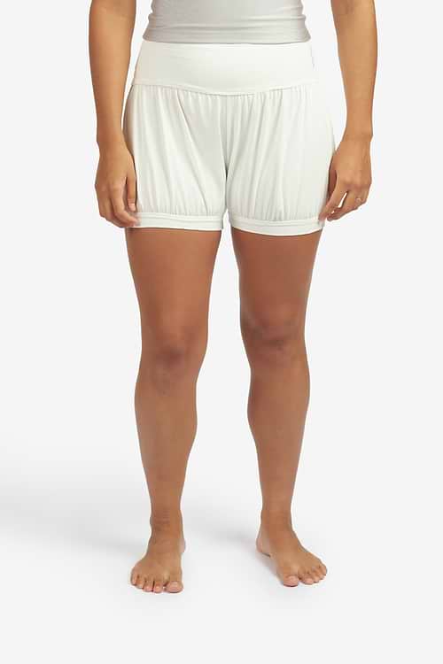short-iyengar-yogateria-offwhite-02 short-iyengar-yogateria-offwhite-02