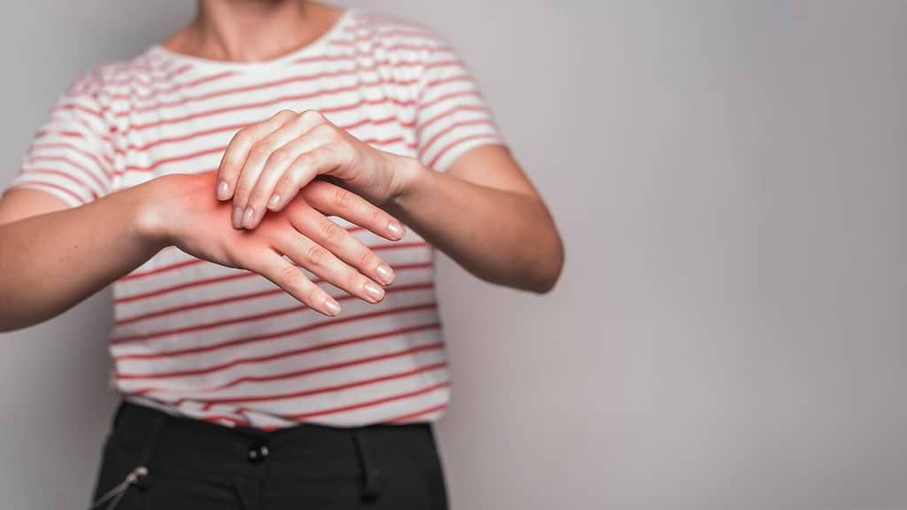 Dores nas articulações: o que fazer? 6 dor-nas-articulacoes-yogateria2
