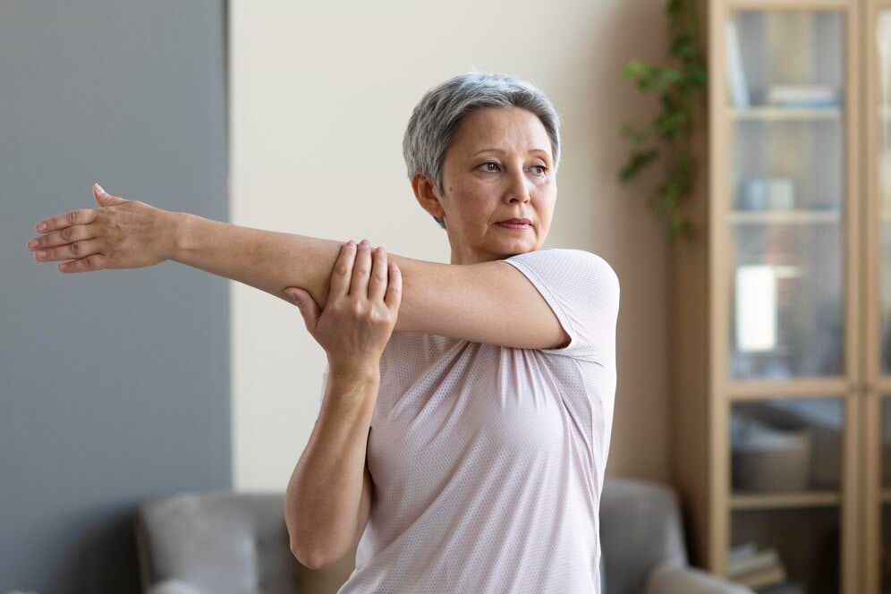 Dores nas articulações: o que fazer? 7 dor-nas-articulacoes-yogateria3