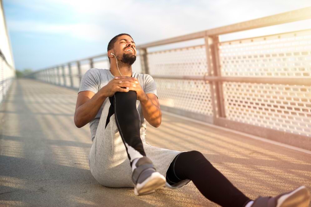 Dores nas articulações: o que fazer? 8 dor-nas-articulacoes-yogateria4
